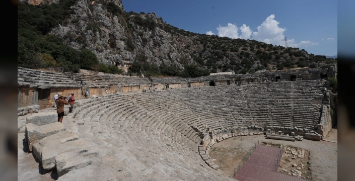 Myra Antik Kenti'ndeki tiyatro eski görünümüne kavuşuyor