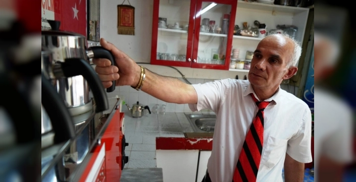 Samsun'da kravatlı çaycı: 30 yıldır aynı özen