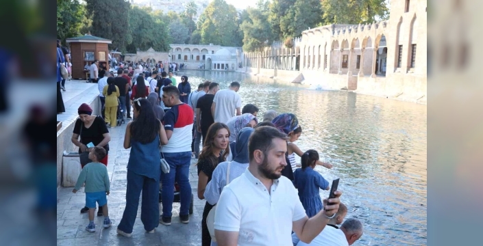 Şanlıurfa’da Balıklıgöl, sonbaharda da turist çekmeye devam ediyor