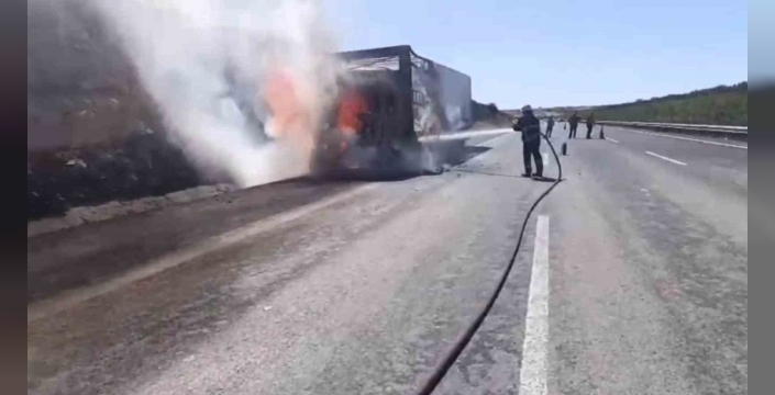 Şanlıurfa'da saman yüklü tır alev alev yandı