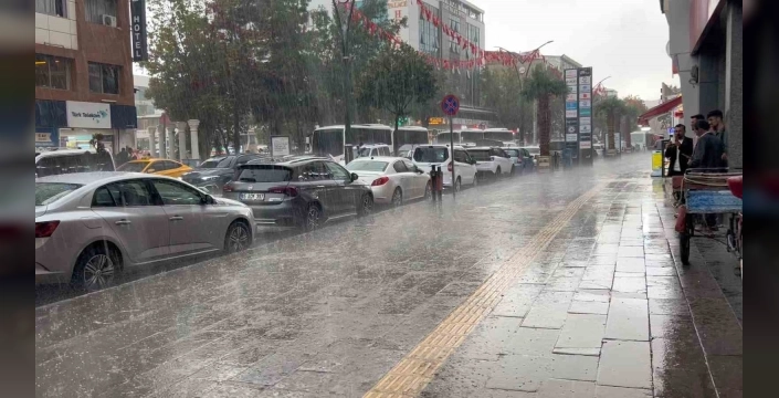 Van'da şiddetli yağış: Cadde ve sokaklar suyla kaplandı