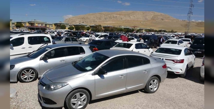 Van'ın Tuşba ilçesinde ikinci el araç pazarı hareketlendi
