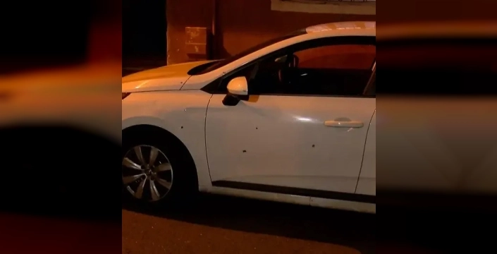 Bağcılar'da otomobile silahlı saldırı: 2 yaralı