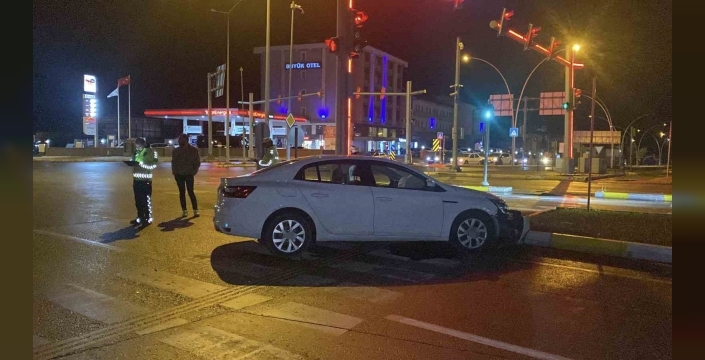 Çorum'da otomobil refüje çarptı: 1 yaralı