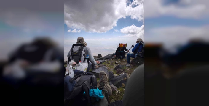 Ağrı Dağı'nda çevre temizliği: Dağcılar, zirveden çöp topladı