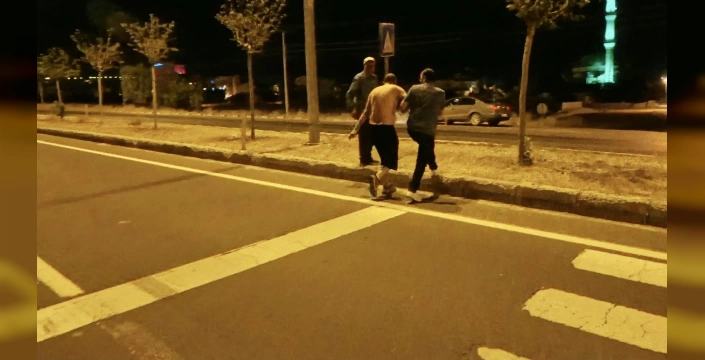 Aksaray'da dehşet: Alkollü şahıs kendini araçların önüne attı