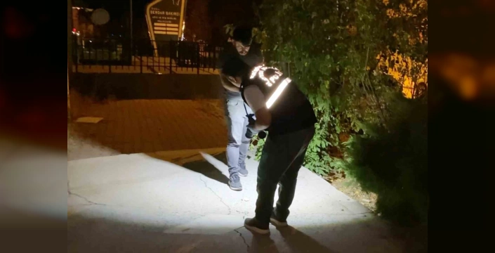 Aksaray'da silahlı saldırı: Yaralı sedyeyi reddetti, yürüyerek hastaneye gitti