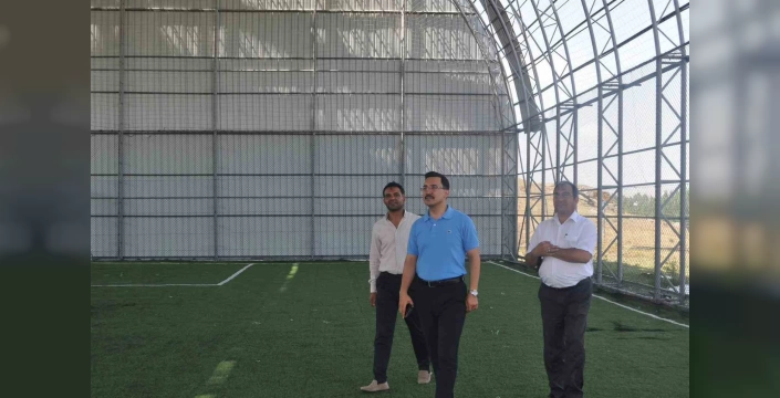 Akyaka'da kapalı halı saha yenileniyor