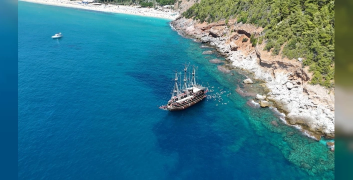 Alanya'da Kleopatra Plajı tıklım tıklım