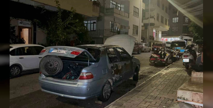 Alanya'da park halindeki otomobil alev aldı