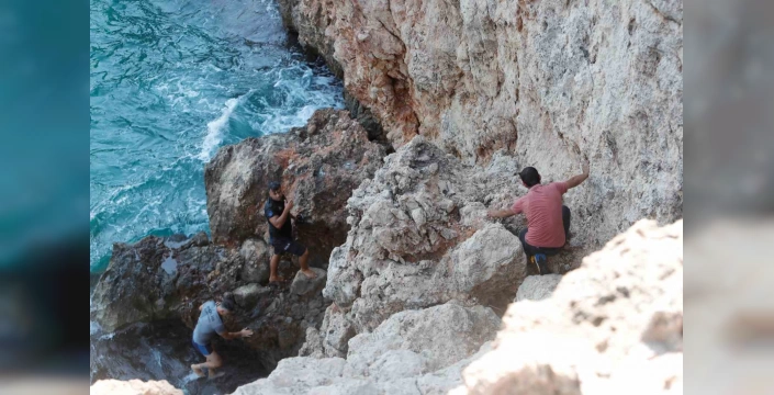 Antalya'da intihar girişiminde bulunan genç, polis ekipleri tarafından kurtarıldı