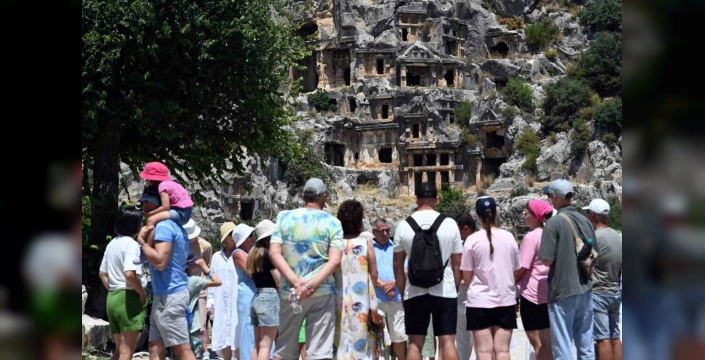 Antalya'da turizm rekoru: 105 bin yabancı turist