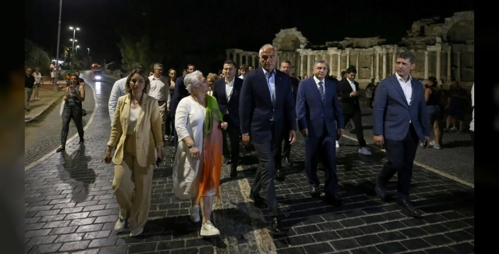 Antalya'ya 11,7 milyon ziyaretçi: Bakan Ersoy, turizmde yeni başarıyı duyurdu