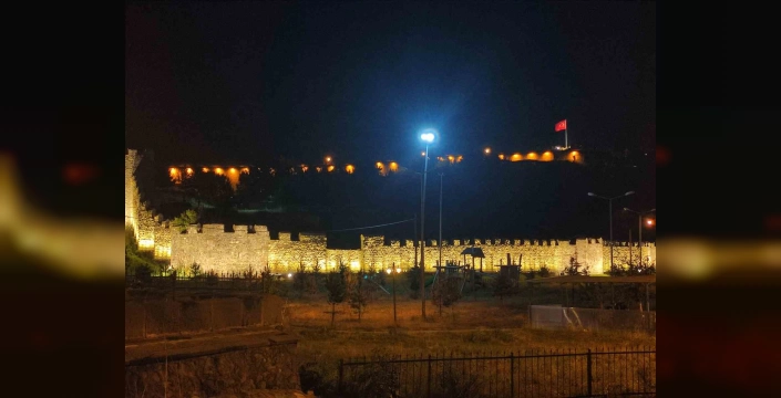 Ardahan Kalesi ışıl ışıl: Tarihi eser yeni görünümüyle büyülüyor