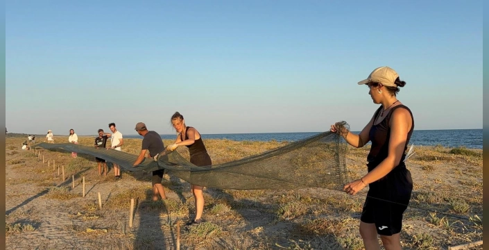 Avrupa'dan gençler Mersin'de kaplumbağaları koruyor