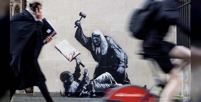 Banksy, Londra'daki Yüksek Mahkeme duvarına yeni bir grafiti çizdi