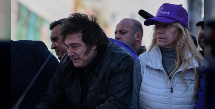 Buenos Aires'te protesto: Javier Milei'nin konvoyuna taş atıldı