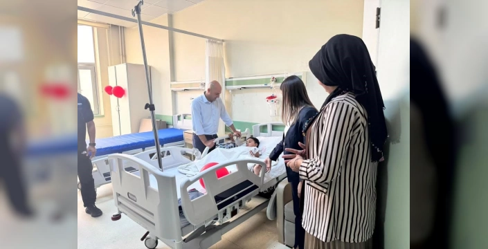 Doğubayazıt'ta anlamlı ziyaret: Kaymakam Ekinci, sünnet çocuklarını ziyaret etti