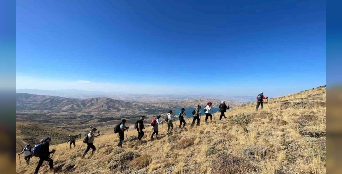 Elazığ'da Hazarbaba Dağı'nda bayrak töreni