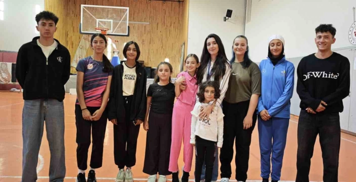 Elif Eyüp'e ziyaret: Eski sporcular, yeni görevinde başarılar diledi