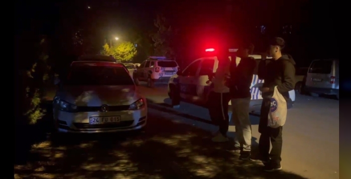 Erzincan'da hayat kurtaran polis müdahalesi: Gençler ise çekirdek çitleyerek izledi