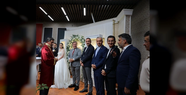 Erzincan'da mutlu gün: Tuğgeneral Yanık kızını evlendirdi