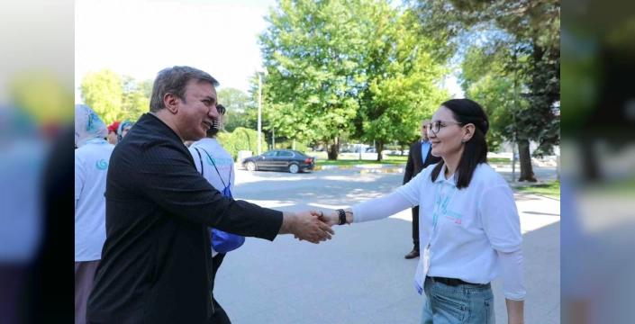 Erzincan'da Türkçe Yaz Okulu Öğrencileri Vali Aydoğdu'yu Ziyaret Etti