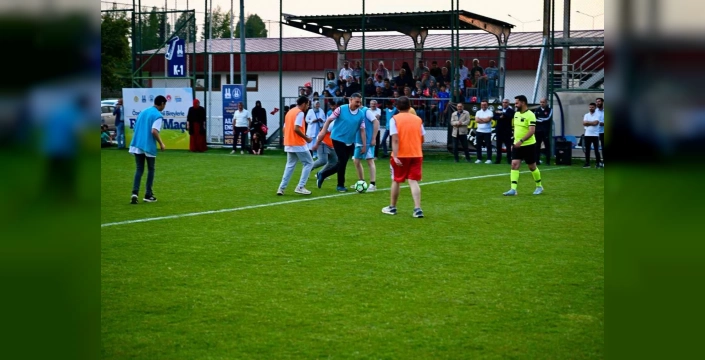 Erzurum'da anlamlı buluşma: Vali Çiftçi, özel gereksinimli bireylerle futbol oynadı