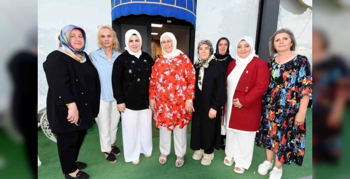Erzurum'da gönüllü anneler hayır çarşısı açtı