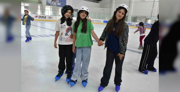 Erzurum'da Kur'an kursu öğrencileri buz pateniyle tanıştı