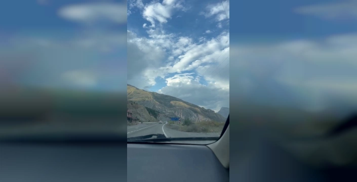 Erzurum'da tehlikeli anlar: Mıcıra kapılan spor araç, kaza atlattı