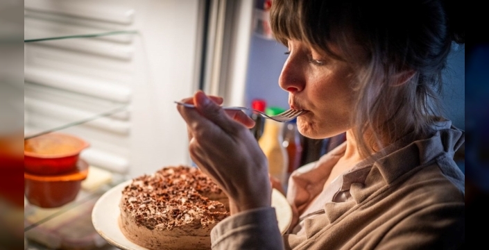 Gece geç saatlerde atıştırmanın sağlık riskleri: Uzmanlar uyardı