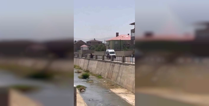 Hakkari'de çocuk dereye düştü: Yaralandı