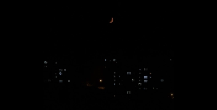 Hakkari Yüksekova'da kartpostallık manzara: Hilal şeklindeki ay, gökyüzünde muhteşem bir görüntü oluşturdu