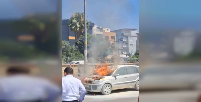 İskenderun'da park halindeki araç alev alev yandı