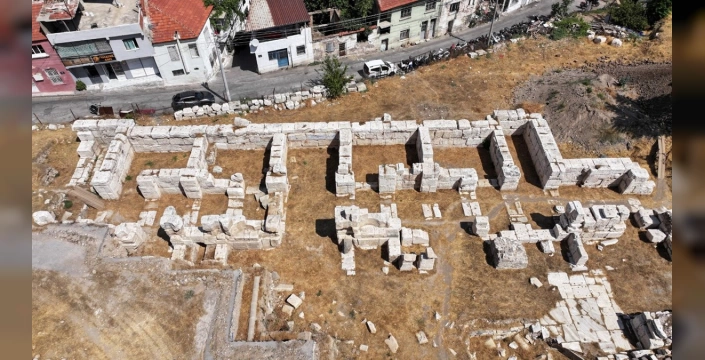 İzmir'de Antik Smyrna Tiyatrosu ve Hamamı Kazıları Sürüyor