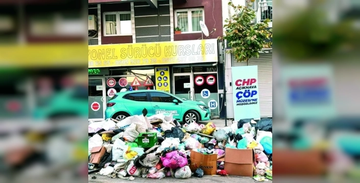 İzmir'de çöp krizi: Vatandaşlar, 'seçimde oyunuzu çöpe atmayın' diyerek protesto ediyor