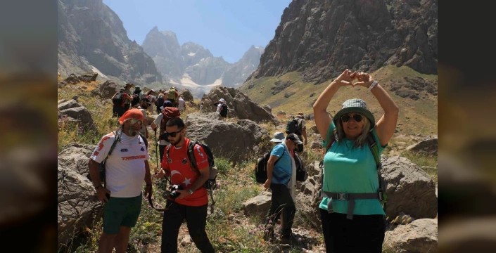 İzmirli Dağcılar Hakkari'nin Cennet-Cehennem Vadisini Ziyaret Etti