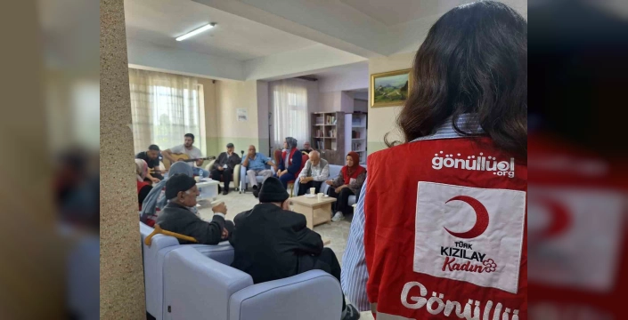 Kızılay gönüllüleri Ağrı'daki huzurevini ziyaret etti