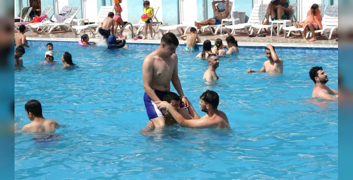 Kütahya'da sıcaklar artınca termal havuzlar doldu