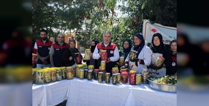 Lezzetli turşular, mutlu sofralar: Elazığ'da kadın çiftçilere destek