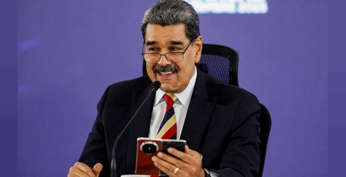 Maduro, Şi Cinping'in Hediye Telefonunu Gösterdi
