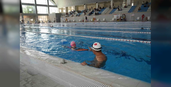 Niğde’de binlerce çocuğa ücretsiz yüzme eğitimi