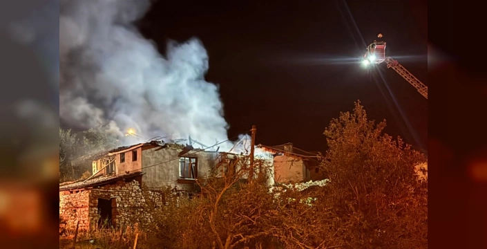 Orhaneli'nde ahşap ev yandı