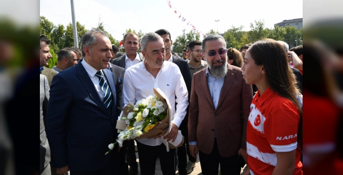 Osmaniye'de Gençlik Merkezi açıldı: Samet Aybaba'dan anlamlı sözler