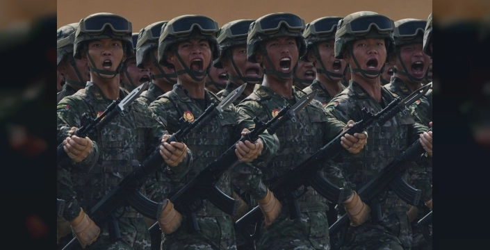 Pekin'deki askeri törende askerlerin göz kırpmaması dikkat çekti