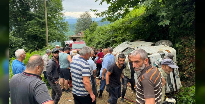 Rize'de acı kaza: Çay işçilerini taşıyan minibüs devrildi, 2 ölü 3 yaralı
