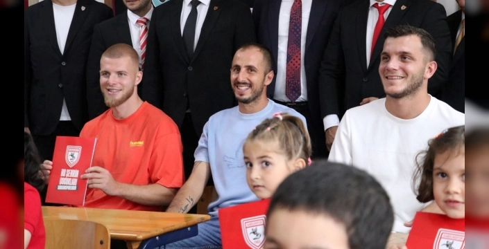 Samsunspor'dan öğrencilere anlamlı hediye: defter, kalem ve çam fidanı