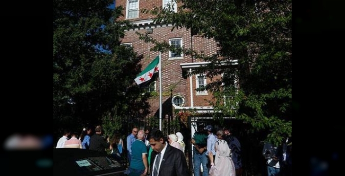 Suriye bayrağı, 14 yıl sonra Washington'daki büyükelçilikte yeniden göndere çekildi