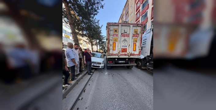 Tatvan'da kalp krizi geçiren tır şoförü, otomobile çarparak durdu